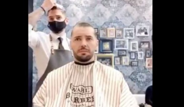 بالفيديو..حلاق يقوم بتصرف إنساني أثناء إزالة شعر مريض بالسرطان