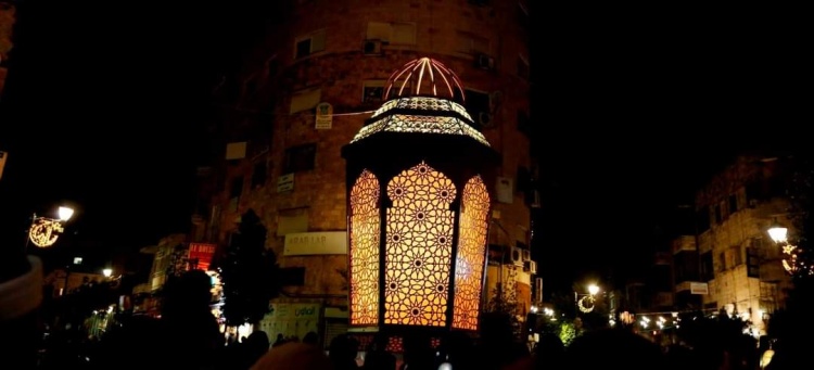 إضاءة فانوس رمضان في رام الله