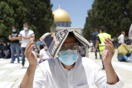 الإحتلال يسمح بدخول 10 آلاف فلسطيني"مطعم" للصلاة في الاقصى