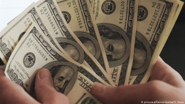 اعتقال امرأة بعد رفضها إعادة مبلغ مليون دولار تمّ تحويله عن طريق الخطأ إلى حسابها