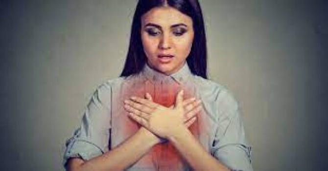 لماذا النساء الأصغر سنا أكثر عرضة للإصابة بجلطات الدم رغم تطعيمهن؟