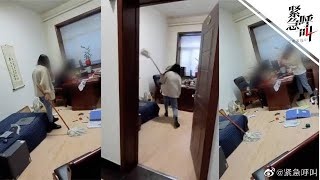 موظفة تضرب رئيسها في العمل ب &rdquo; الممسحة &rdquo; .. ما القصة ؟