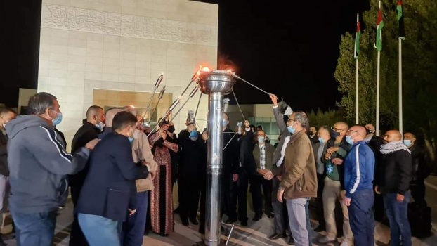 أمام ضريح الشهيد ياسر عرفات: إيقاد شعلة الحرية لمناسبة يوم الأسير الفلسطيني
