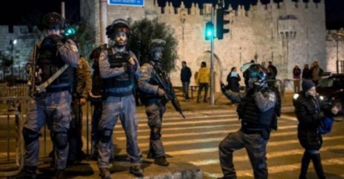 لليوم الثالث- قمع وضرب واعتقالات في شوارع القدس عقب انتهاء صلاة التراويح