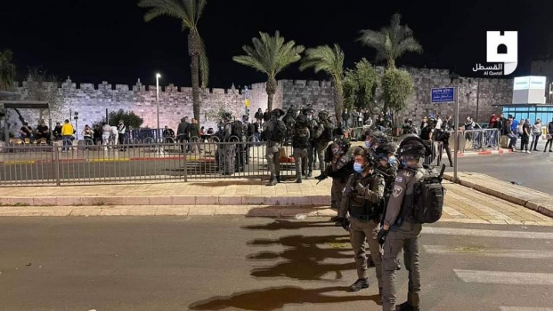 إصابات واعتقالات خلال اخلاء الاحتلال شوارع القدس