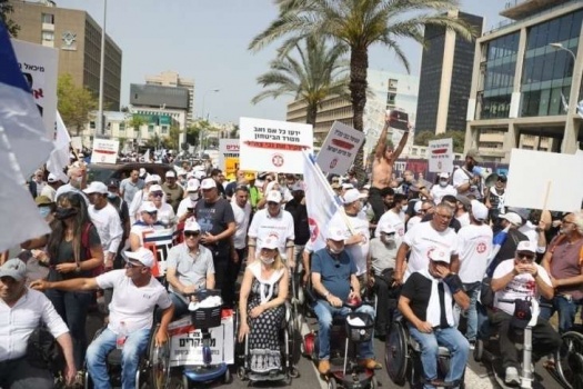 جنود من ذوي الاحتياجات الخاصة يتظاهرون بتل أبيب