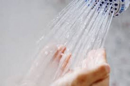 كيف يؤثر الاستحمام بالماء البارد على نومك؟