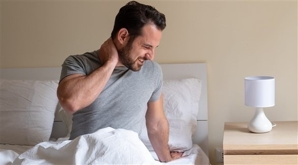 لماذا تستيقظ وأنت تشعر بالألم في منتصف الليل؟