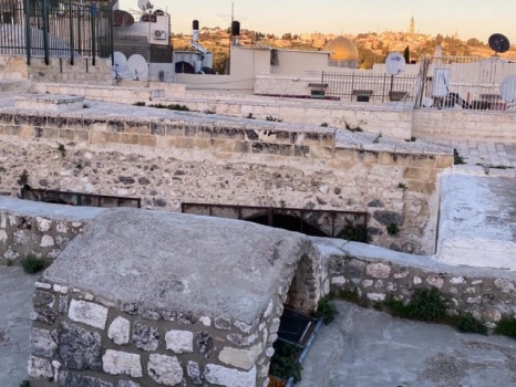 نساء لأجل الهيكل" يقتحمن سطوح الخان في القدس القديمة والاحتلال يعتقل مقدسيا