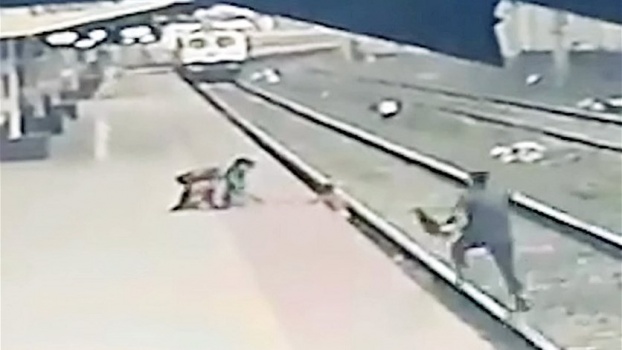 في الهند... طفل ينجو من حادث قطار خلال ثوانٍ! (فيديو)