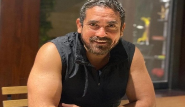 في مشهد مثير.. أسد يتناول قطعة لحم من فم ممثل مصري+صورة
