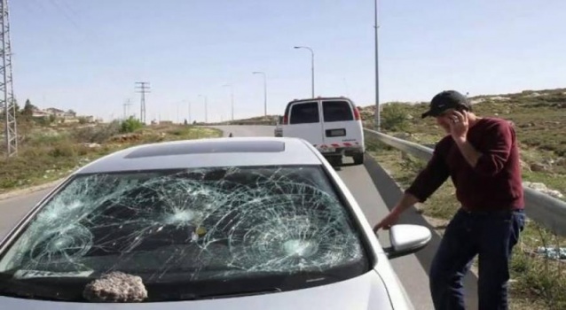 مستوطنون يهاجمون المركبات على طريق جنين - نابلس