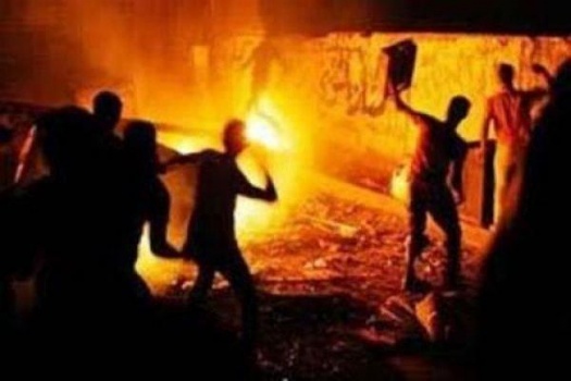 شبان يلقون زجاجات حارقة باتجاه قبر يوسف بنابلس
