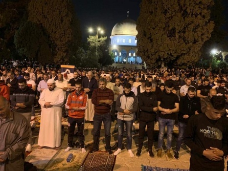 75 ألفا يؤدون "التراويح" في رحاب الأقصى رغم الإجراءات الإسرائيلية
