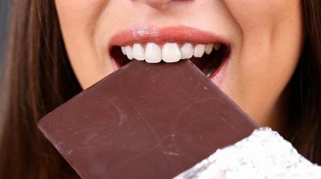 تناول الشوكولاته والمشروبات المحلاة قد يؤدي للوفاة المبكرة
