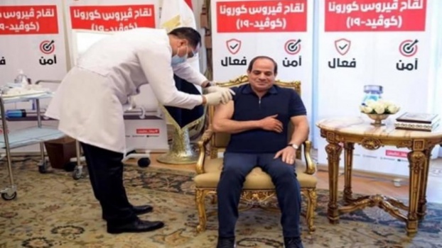 الرئيس المصري عبد الفتاح السيسي يتلقى لقاح كورونا