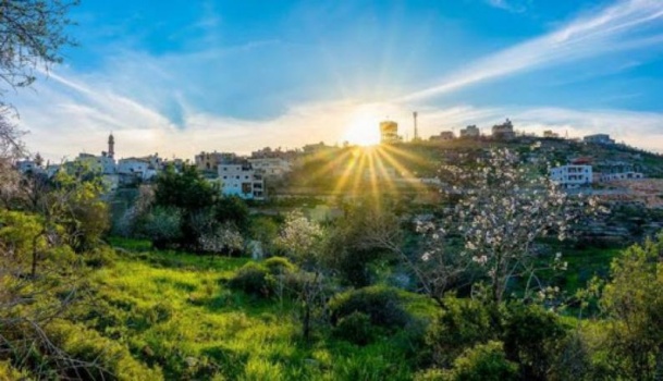 أجواء غائمة جزئياً وحارة نسبياً