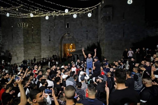 بالصور-الفلسطينيون ينتصرون على الاحتلال ويزيولون الحواجز من باب العامود