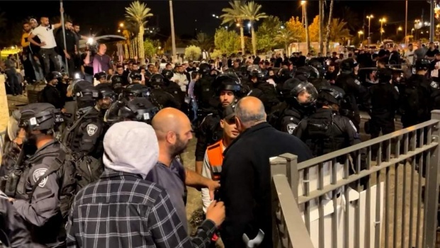 الاحتلال بصيب ويعتقل عددا من المواطنين في محيط باب العامود في القدس