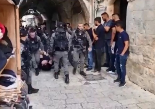 شاهد.. 25 جنديا ينكلون بشاب ويعتقلونه في مشهد وحشي