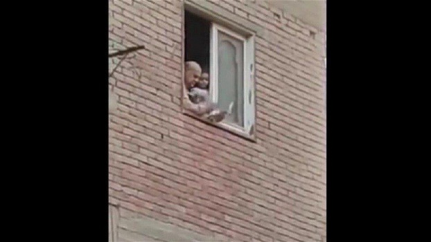 للمرّة الثانية...مصري يلقي أموالا طائلة على المواطنين من نافذة منزله (فيديو)