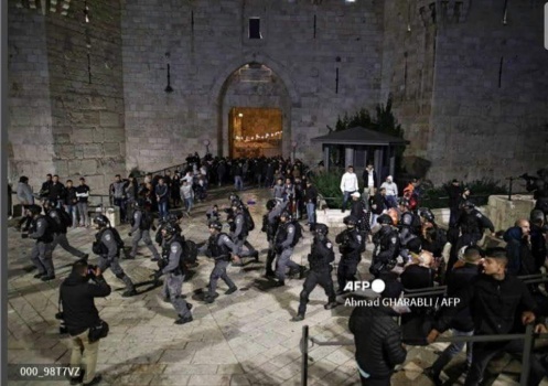 الاحتلال يقمع الفلسطينيين في باب العامود