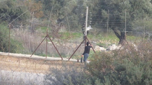 فلسطيني اقتحم مستوطنة وألقى 8 زجاحات حارقة وعاد بسلام