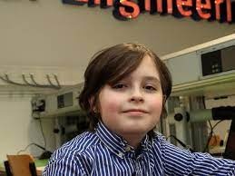 الطفل النابغة يتخرج من الجامعة في سن الـ12