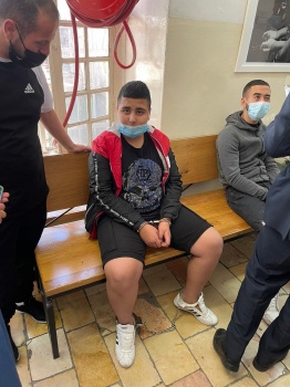 الطفل محمد أبو ارميلة أحد أصغر معتقلي باب العامود.. متهمٌ برفع علم فلسطين