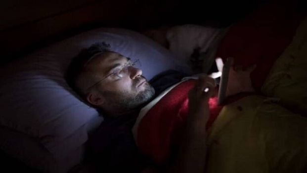 هل يساعد الوضع الليلي في الهواتف على النوم حقا؟