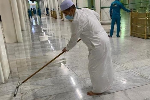 صورة وزير ماليزي ينظف الحرم المكي تخطف الأضواء