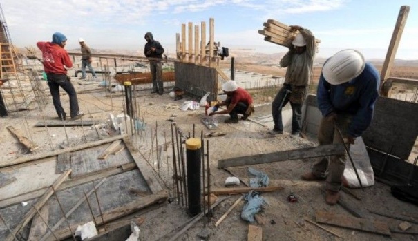 في يوم العمال..العامل الفلسطيني على رأس عمله ووزارة العمل تهنئ العمال بعيدهم