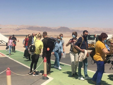 طائرة تحمل 180 سائحاً تصل العقبة- السياحة تعود الى الأردن