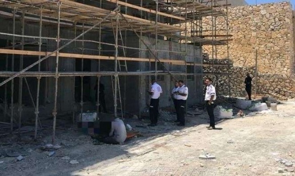 إصابة خطيرة لعامل من الضفة سقط من علو خلال عمله في الداخل المحتل