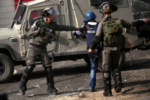 في اليوم العالمي لحرية الصحافة: الاحتلال يواصل اعتقال (16) صُحفيًا في سجونه