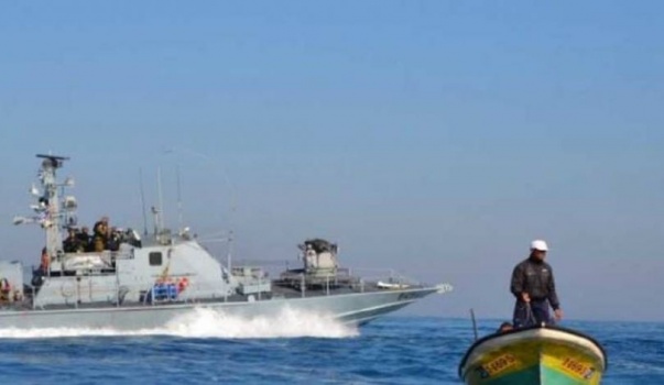 زوارق بحرية الاحتلال تهاجم مراكب الصيادين قبالة بحر غزة