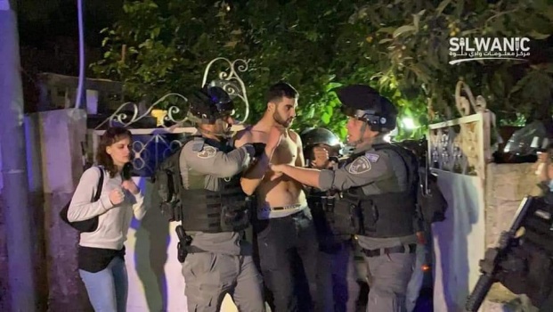 إصابة 10 مواطنين خلال اعتداء الاحتلال والمستوطنين على الأهالي في الشيخ جراح بالقدس