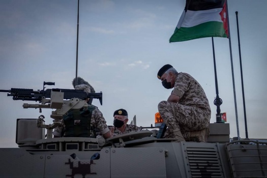 العاهل الأردني يطلع على دبابة &ldquo;سينتارو&rdquo; التي دخلت الخدمة حديثا