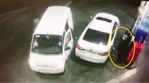 شاهد.. ذكاء وسرعة بديهة سائق تمنع عصابة من سرقة سيارته