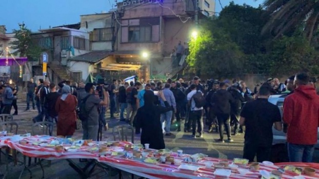 مستوطنون يعتدون على الفلسطينيين بالشيخ جراح خلال تناولهم طعام الإفطار