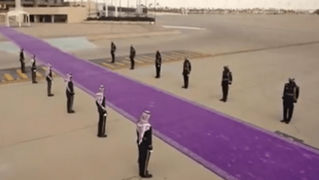السعودية تختار اللون البنفسجي لسجاد المراسم