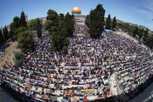 حوالي 70 ألفا يؤدون الجمعة اليتيمة من شهر رمضان في رحاب الأقصى المبارك