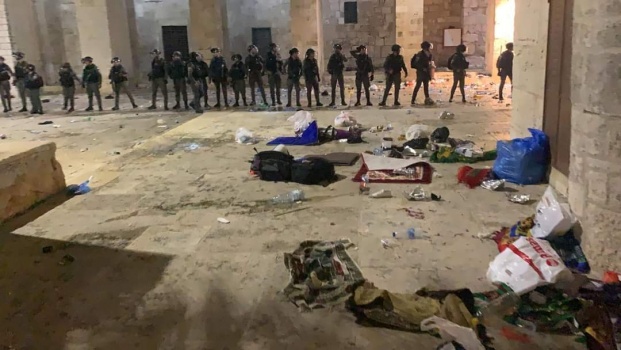 إصابات خلال مواجهات مع الاحتلال في باحات المسجد الأقصى