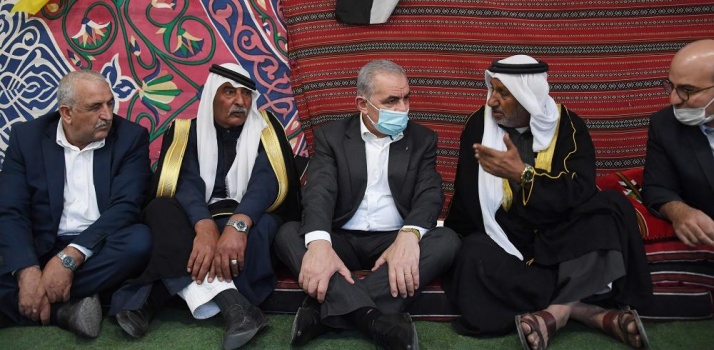 اشتية: سنقدم كل ما تحتاجه التجمعات البدوية لدعم صمود أهلها