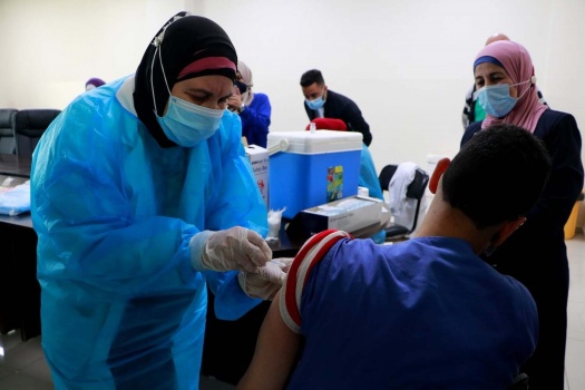 مفتي فلسطيني: من يرفض أخذ اللقاح آثم
