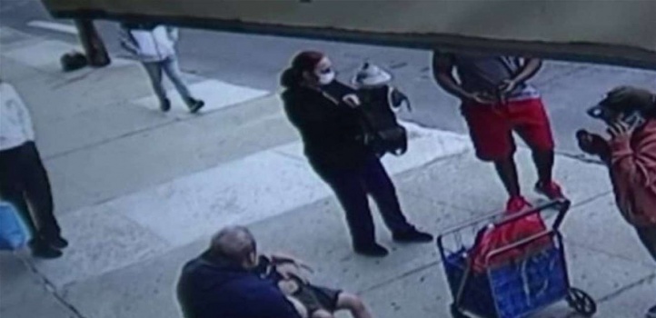طفل ينجو بأعجوبة... سقط من الطابق الخامس! (فيديو)