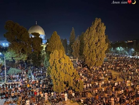 رغم اجراءات الاحتلال: أكثر من 90 ألف مصلٍ من أبناء شعبنا في المسجد الأقصى لإحياء ليلة القدر