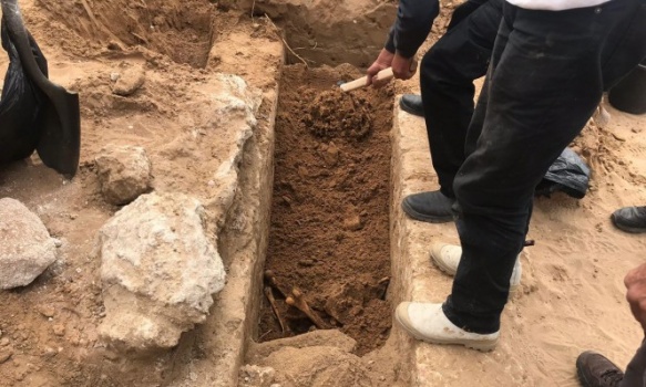 مواطن حاول دفن 3 من أطفاله وهم أحياء جنوب الخليل