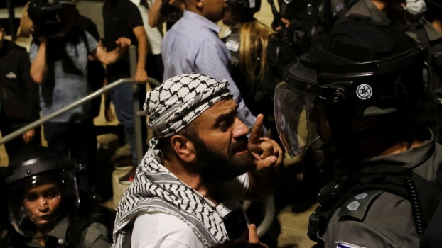 مواجهات عنيفة فجرا بعد هجوم مستوطنين على حي الشيخ جراح بالقدس