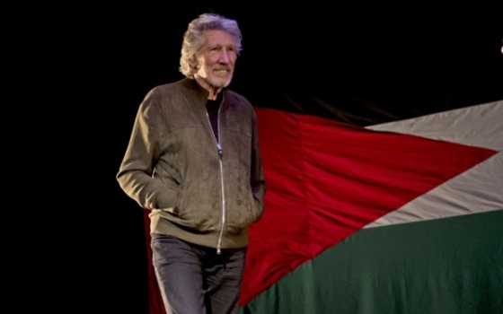 فنان بريطاني يدعم الفلسطينيين و يهاجم بايدن "ماذا لو أتى أحمق ليأخذ منزلك"